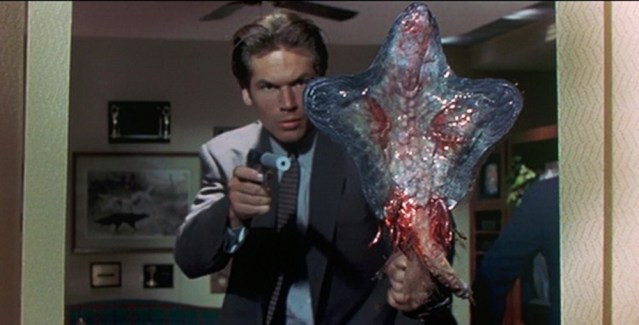 puppet-masters-1994-movie-review-sam-captures-alien-monster-eric-thal