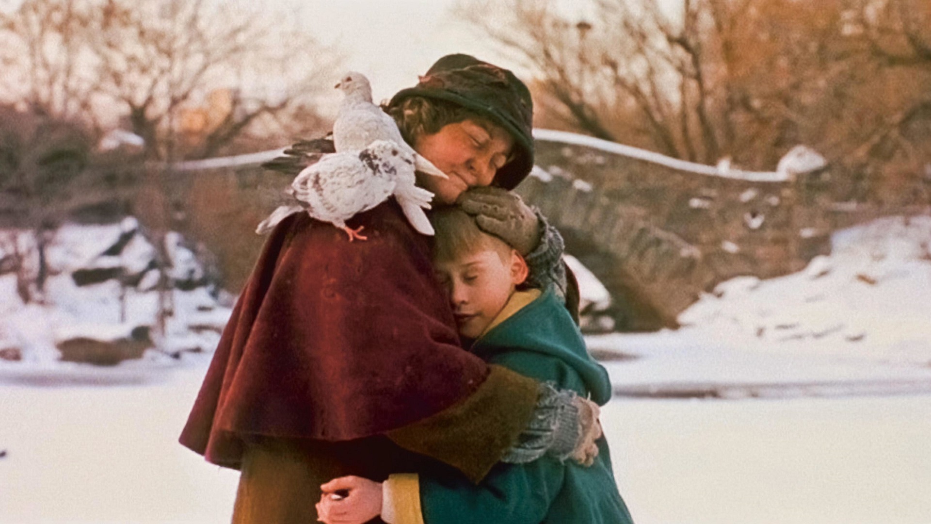 USA. Brenda Fricker and Macaulay Culkin  in ©20th Century Fox holiday special : Home Alone 2: Lost in New York (1992).
Plot: One year after Kevin McCallister was left home alone and had to defeat a pair of bumbling burglars, he accidentally finds himself